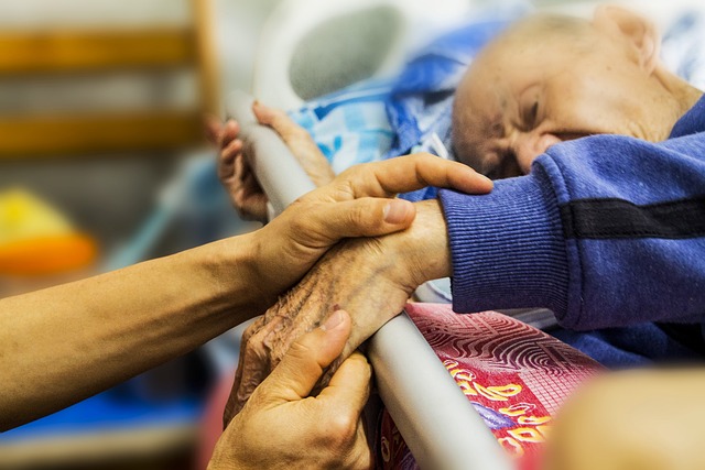 Come prevenire le piaghe da decubito e curare la pelle di una persona sdraiata?